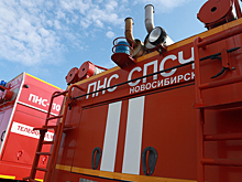 Новосибирцы потушили снегом горящий грузовик на площади Лыщинского