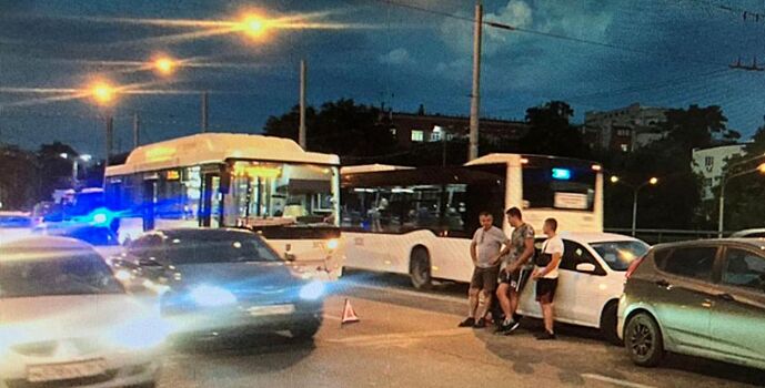 В Ростове произошло ДТП с рейсовым автобусом