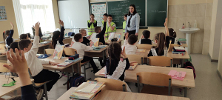 Сотрудники Госавтоинспекции Ардонского района Северной Осетии вместе с ЮИДовцами провели занятие «Засветись! Носи световозвращатель!»