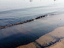 Пляжи ОАЭ закрывают из-за разлитой нефти и сильного шторма