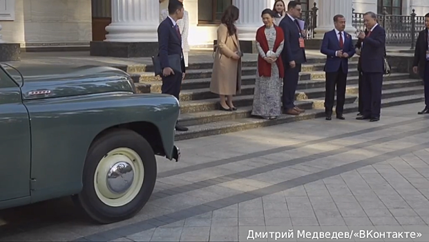 Медведев продемонстрировал генсеку ЦК компартии Вьетнама автомобиль «Победа»