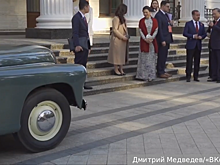 Медведев продемонстрировал генсеку ЦК компартии Вьетнама автомобиль «Победа»