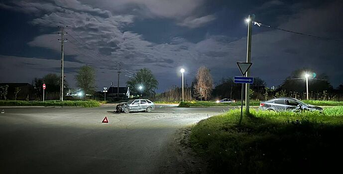 В Волгодонске два автомобиля не смогли разъехаться на нерегулируемом перекрестке