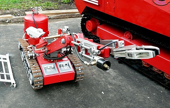 Новый робот-пожарный научился тушить пожары пиротехникой