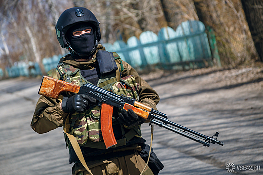 Росгвардейцы в Новокузнецке на большой скорости протаранили столб