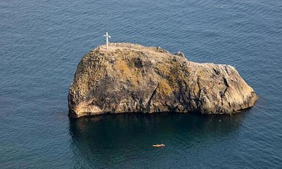 В Крыму на Георгиевской скале сильные порывы ветра снесли знаменитый крест