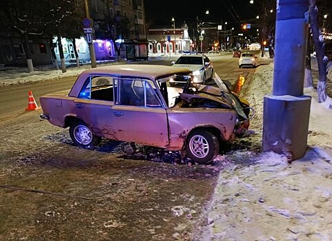 Смертельное ДТП в Кирове: водитель «копейки» погиб, девушку-пассажирку вытащили спасатели