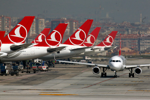 Петербуржцы 15 часов находятся в самолете из Стамбула, борт оказался в Хельсинки