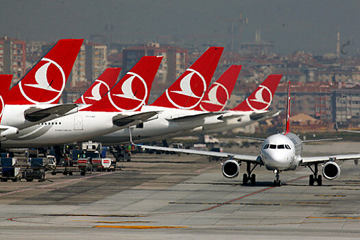 Петербуржцы 15 часов находятся в самолете из Стамбула, борт оказался в Хельсинки