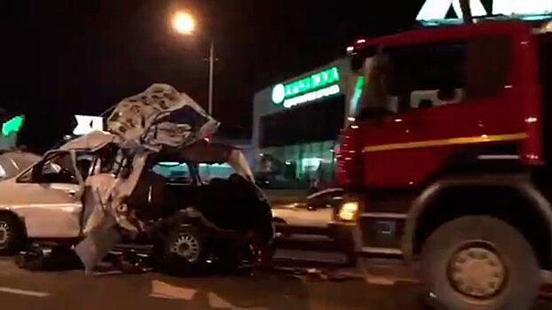 Смертельная битва титанов: микроавтобус и легковушка не поделили дорогу на севере Москвы