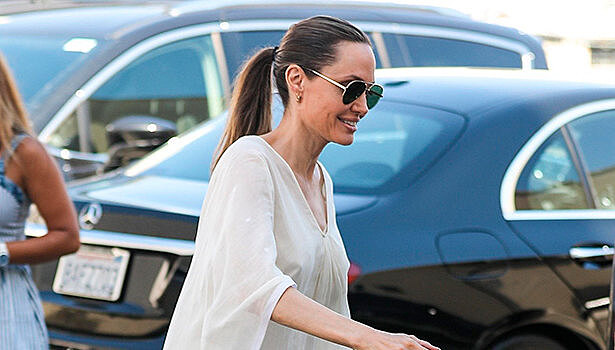 Пора в отпуск: носим платье-балахон с тапочками, как Анджелина Джоли