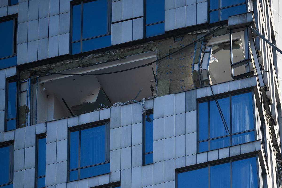 В России прокомментировали попадание беспилотника в жилой дом в Москве