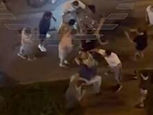 В Москве жильцы толпой отловили мешавшего спать мотоциклиста и попали на видео