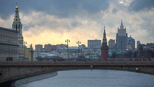 Синоптик Леус рассказал, чем был вызван красный рассвет в Москве