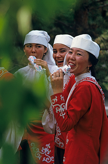 Юные участницы художественной самодеятельности - учащиеся алма-атинской школы-интерната, 1987 год