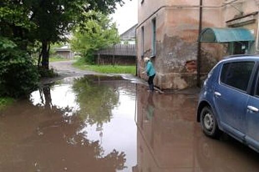 Поплаваем? Один из дворов в Порхове превратился в настоящий пруд