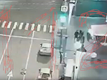 Момент нападения на лидера группы «25/17» в Москве попал на видео