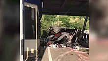 Водитель фургона погиб, врезавшись в пост ДПС в Сочи. Видео