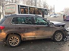 Водителя иномарки госпитализировали после лобового ДТП в центре Вологды