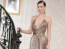 Белла Хадид в гламурном платье, Тейлор Хилл в адмиральской тужурке, а Рози Хантингтон-Уайтли за столиком с кофе: как прошел показ Ralph Lauren в Нью-Йорке