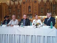 В театре кукол обсудили гармоничное развитие детей и устроили экскурсию