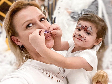 3-летняя дочь Татьяны Волосожар и Максима Транькова открыла дома салон красоты