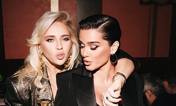 Ксения Бородина вышла на публику в жакете с голой спиной