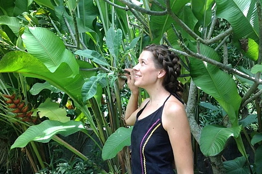 «Змеи для неё — друзья»: россиянка с детьми 8 лет скрывалась в индийских джунглях. Что нашла в ее пещере полиция?