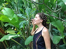 «Змеи для неё — друзья»: россиянка с детьми 8 лет скрывалась в индийских джунглях. Что нашла в ее пещере полиция?