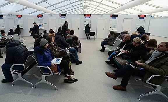 Иностранец пожаловался СПЧ на узкие скамейки в центре для мигрантов Ростова