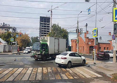 В Самаре 3 сентября на перекрестке столкнулись 2 легковушки и грузовик