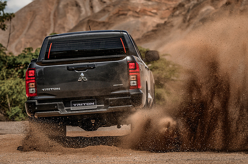 Новинка обрела затемнённую радиаторную решётку с наполнением в форме сот, тёмно-серые окантовку передней светотехники и накладки на бамперы, а также чёрные корпуса боковых зеркал и ручки дверей. Кроме того, появились чёрные 18-дюймовые колёса.