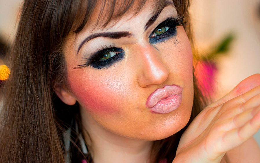 Обилие декоративной косметики 