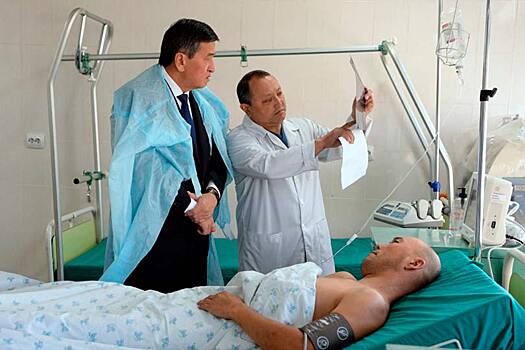 Раненных киргизских пограничников навестил президент Сооронбай Жээнбеков