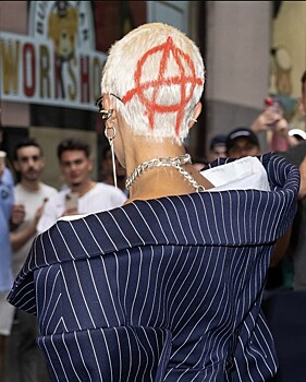 Кринж недели: Джулия Фокс в образе русалки, Граймс, бросающая снежки в Елизавету II, и угги-наггетсы