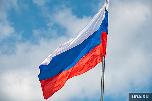 В Тюмени развернули стометровый флаг России