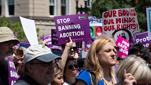 В США тысячи людей вышли на марш за право на аборты