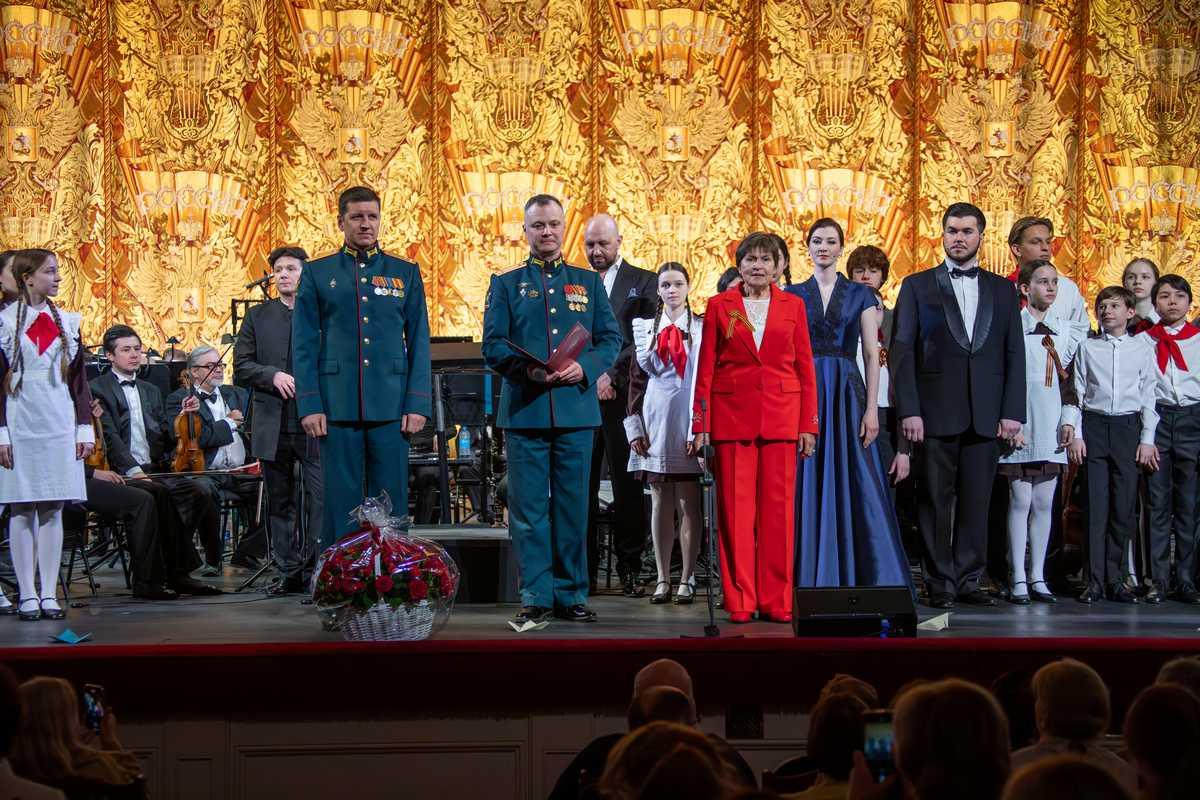 В День Победы военнослужащие по традиции посетили Большой театр России