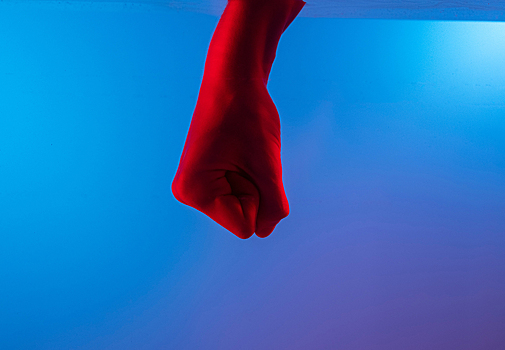 Коленом в живот: пара из Сургута избила двоих детей на улице