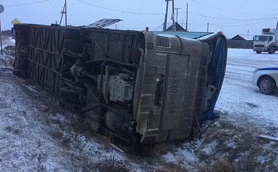 В Свердловской области перевернулся автобус с 17 пассажирами