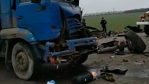 В ДТП с тремя "Камазами" и Kia Sorento на трассе на Кубани погиб один человек