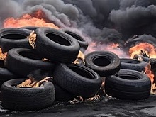 В Новосибирске загорелась гора старых покрышек в Первомайском районе