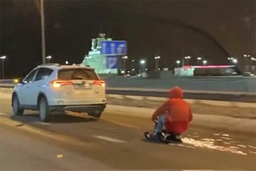 В Воронеже мужчина проехался на привязанном к автомобилю снегокате со скоростью 90 км/ч