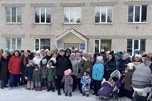 Жители российского региона вышли на протест против закрытия детской поликлиники