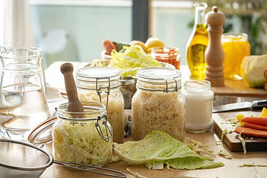 Биолог рассказал, какие витамины разрушаются при варке и солении овощей