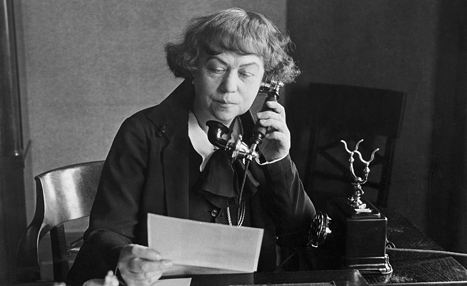 Александра Коллонтай. Чрезвычайный и полномочный посол СССР, первая женщина-министр в мировой истории, боролась за права женщин и против безграмотности.