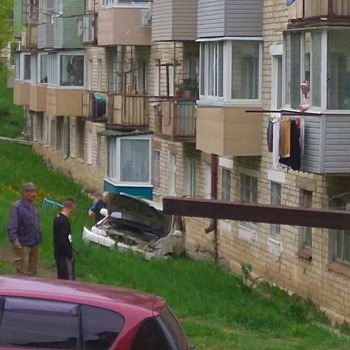 Пожилой приморец протаранил жилой дом на автомобиле