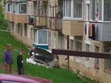 Пожилой приморец протаранил жилой дом на автомобиле