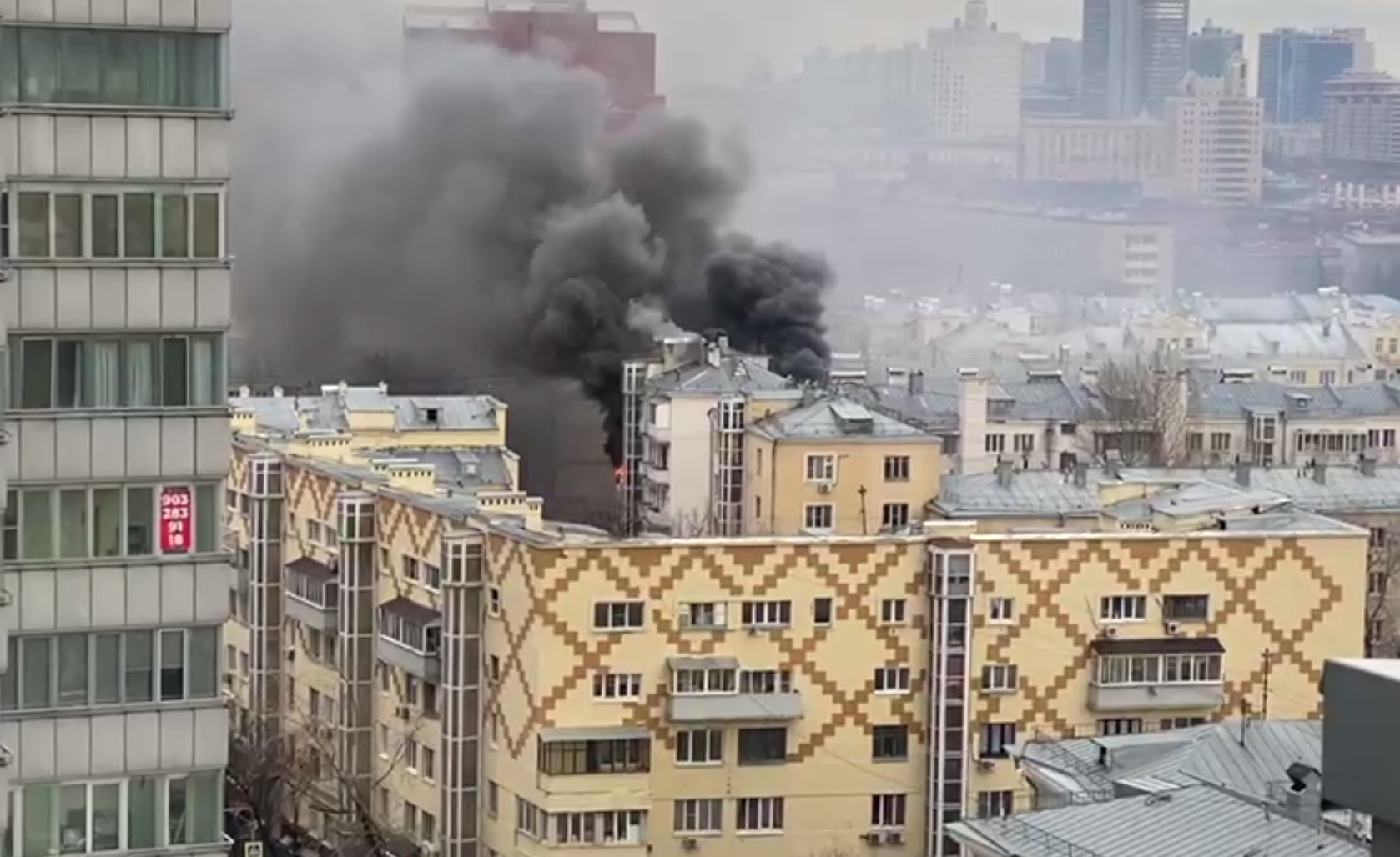 В центре Москвы произошел пожар в старинном доме