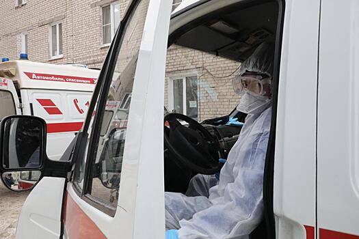 Две кареты скорой помощи застряли на улице Тропинина в Нижнем Новгороде